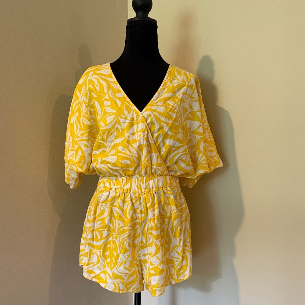 Xhilaration Yellow & White V-Neck Short Sleeve Romper